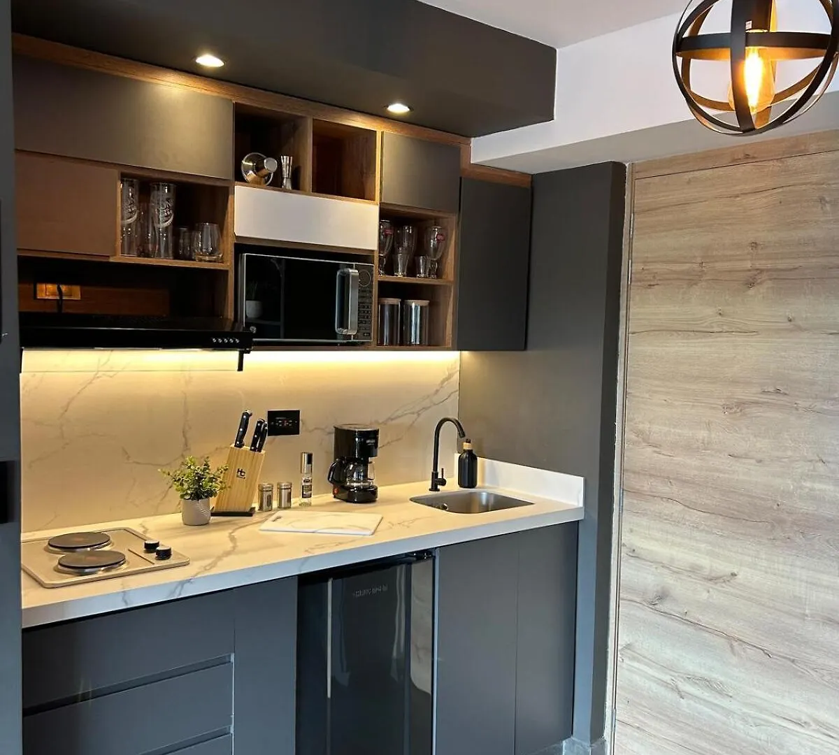 Modern Studio In South Cali - Style & Comfort
